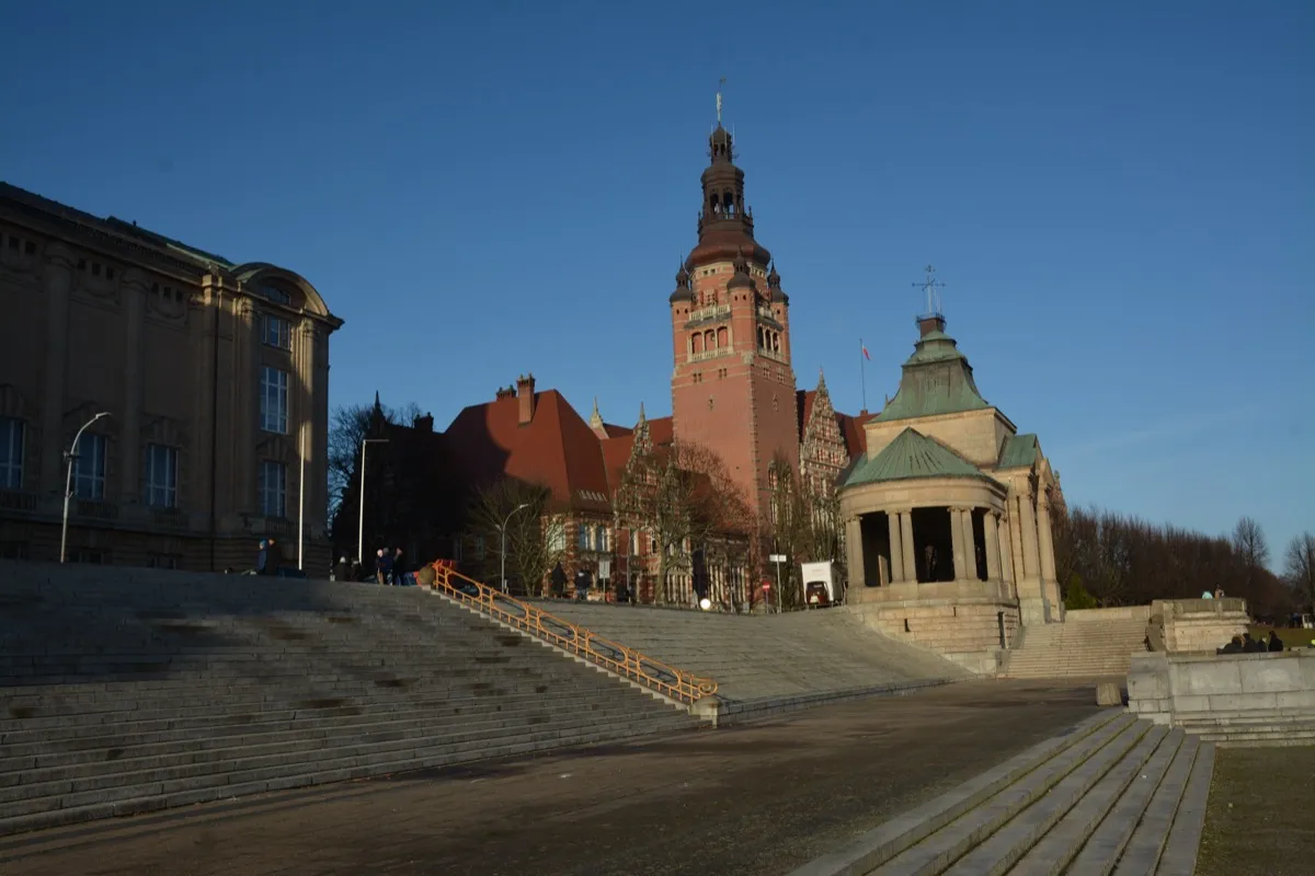 Same scene exposed at −1 stop